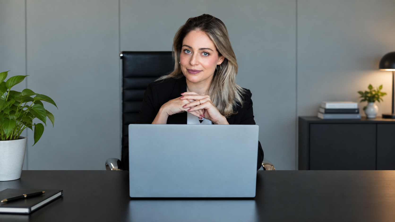 Júlia Ertel trabalhando em frente a um notebook